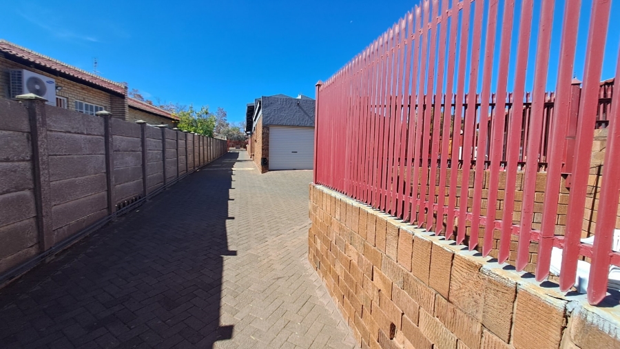 4 Bedroom Property for Sale in Langenhovenpark Free State